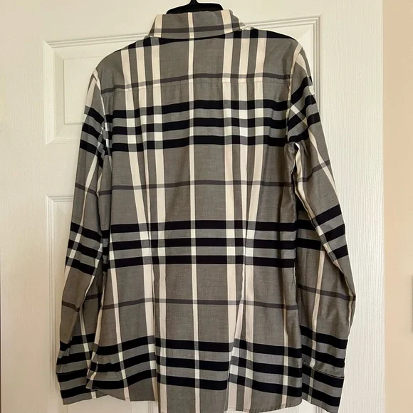Burberry Black and White Checkered Blouse
Great preloved condition. Size 8. - Picture 2 of 3